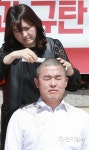 삭발하는 윤영석 의원