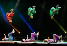 공중 회전하는 동춘서커스