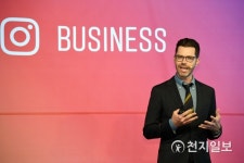 인사말하는 짐 스콰이어스 인스타그램 부사장