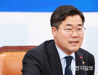 발언하는 박찬대 신임 원내대변인