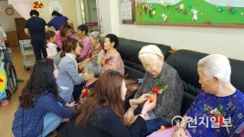 정선군가족봉사단, 어버이날 기념 감사 카네이션 나눔 행사