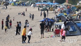 왕산 해수욕장 찾은 나들이객