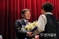 증언자에 꽃다발 전하는 5.18유가족