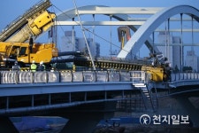 안양교 덮친 건설장비