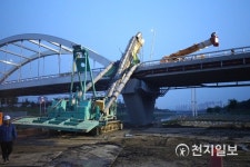 안양교 덮친 건설장비