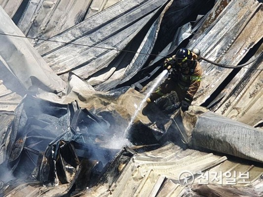 경산 화재 현장, 잔불 정리중인 소방관 | 포토뉴스