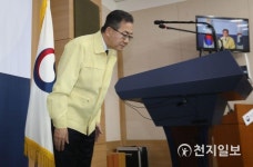 고개 숙여 인사하는 김인철 대변인