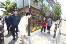통학로 안전 점검하는 진영 장관