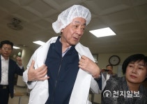 위생복으로 환복하는 진영 장관