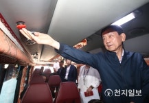 통학버스 안전벨 체크하는 진영 장관