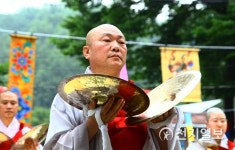 바라춤 추는 스님