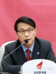 발언하는 윤상현