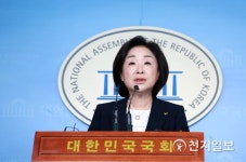 정론관에 선 심상정