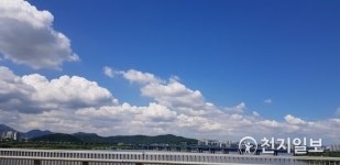 하늘엔 조각구름 떠 있고