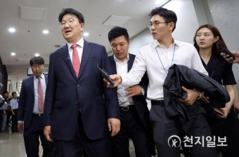 법원 출석하는 권성동