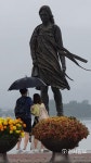 소양강처녀상 아래 우산쓰고