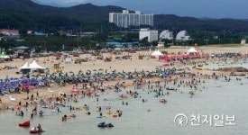 붐비는 하조대 해수욕장
