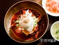 [지역명물] 여름철 살얼음 동동 진주냉면 한 그릇… 해물육수와 육전 조합 일품