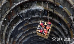 빗물펌프장 구조작업 벌이는 수색대원들