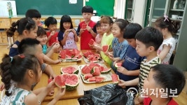 광주중앙초, 옥수수와 키 재기… 자연과 함께 성장해요