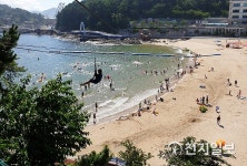 폭염 속 사천 남일대 해수욕장 피서객들 발길… 수심 얕아 물놀이에 최적