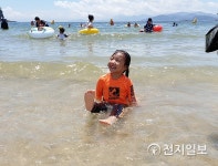폭염 속 사천 남일대 해수욕장 피서객들 발길… 수심 얕아 물놀이에 최적