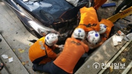 [부산] 인도 돌진한 승용차 30대 임산부 덮쳐… 생명엔 지장 없어