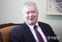 인사말 하는 스티븐 비건