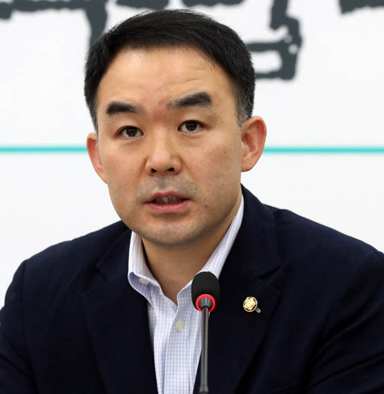 이춘석 의원, 주식 차명거래 의혹에 휩싸여 더불어민주당 탈당 및 법사위원장 사임!