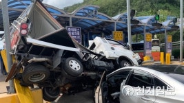 [부산] 사상구 백양터널 요금소서 승용차·화물차 추돌… 차량정체 극심