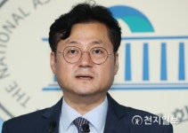 홍익표 수석대변인 '조국 법무부장관 임명 환영'