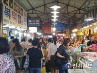 대전 전통시장 추석빔은 옛날 얘기… 반찬가게·전집 붐비고 옷·신발가게 한산