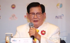 [만국회의5주년] 취재진에 답변하는 이만희 HWPL 대표