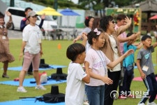 곡성심청축제장 가족놀이존서 기량 겨루는 참가자들