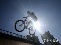 맑고 쾌청한 날씨 BMX 자전거 타는 외국인