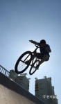 묘기 자전거 타는 외국인