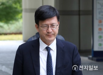 '표창장 위조' 정경심 교수, 첫 재판 불출석