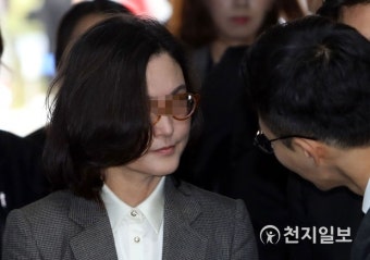 취재진 바라보는 정경심 교수