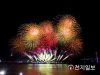 여수밤바다 불꽃 축제 화려한 마무리…13만 7000명 관람