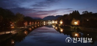 석양에 물든 담양 관방천 야경
