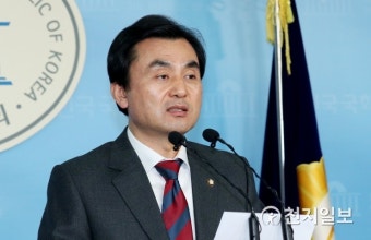 한미방위비분담협정 관련 기자회견하는 안규백 위원장