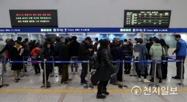 철도파업 4일째 매표소 앞 기차표 구하는 시민들