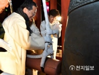 진주성 호국종각 타종하는 조규일 시장