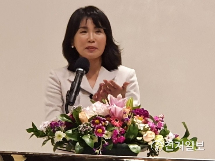 김혜경 여사, 여성기업, 내일을 여는 희망의 열쇠 강조 후 여성 기업인들 격려
