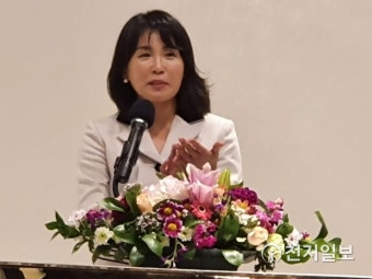 김혜경 여사, 여성기업, 내일을 여는 희망의 열쇠 강조 후 여성 기업인들 격려