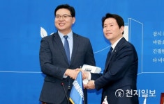 최기일 교수에게 당헌·당규 책자 전달하는 이인영