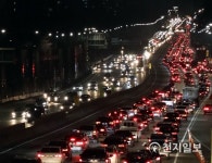 교통량 증가하는 고속도로 양방향