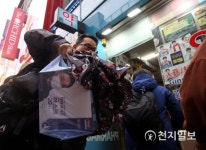 마스크 구매하는 관광객들