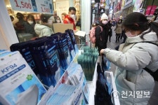 명동 화장품 가게 앞에 진열된 마스크