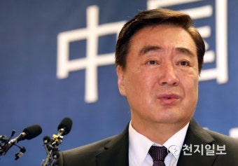 취재진 질문에 답하는 싱하이밍 中대사